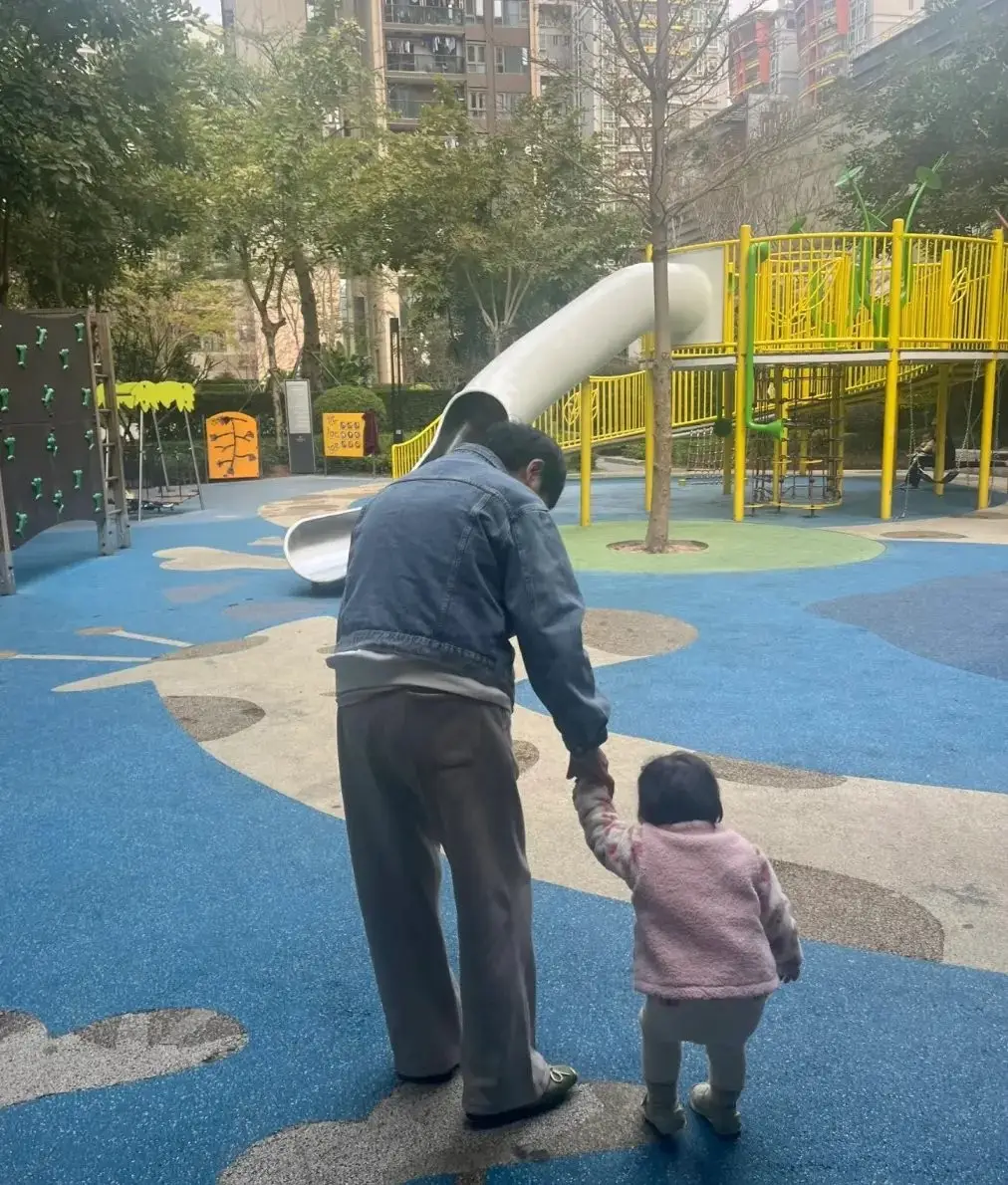 老人带娃的家庭越来越多,但隔代养育的“问题”也真的不少